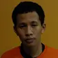 Tersangka pembunuhan anak kandung yang ditangkap oleh personel Polresta Pekanbaru. (Liputan6.com/M Syukur)