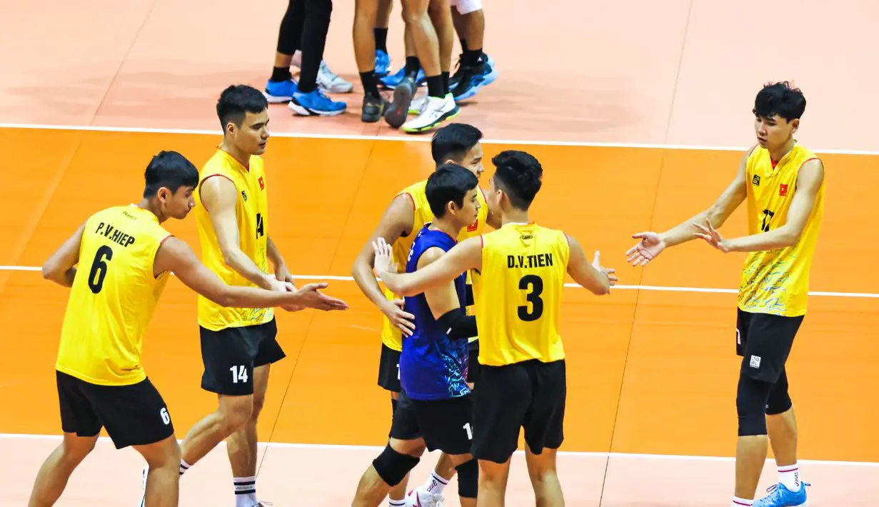 Pemain Timnas Voli Putra Vietnam saling memberikan semangat satu sama lainnya setelah dikalahkan Timnas Voli Putra Indonesia dalam pertandingan putaran kedua SEA V League 2023 yang berlangsung di Santa Rosa Sports Complex, Filipina, Jumat (28/07/2023). (Dok. avcvolley)