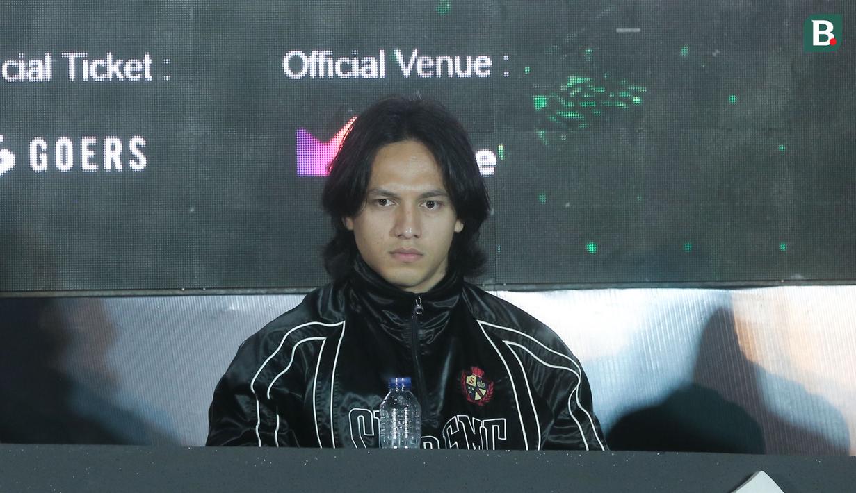Dalam konferensi pers yang berlangsung panas itu, Jefri Nichol menyinggung gaya bertarung El Rumi yang banyak mundur dan merangkul. (Bola.com/M Iqbal Ichsan)
