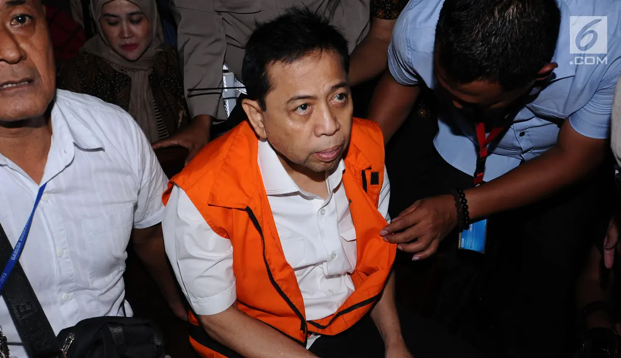 Tersangka korupsi proyek E-KTP Setya Novanto (tengah) jelang mengikuti sidang perdana di Pengadilan Tipikor, Jakarta, Rabu (13/12). Sidang beragendakan pembacaan dakwaan dari Jaksa Penuntut Umum KPK. (Liputan6.com/Helmi Fithriansyah)