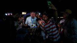 Pelatih Persib Bandung, Bojan Hodak (tengah) melayani para fans untuk berfoto bersama di sela perayaan Persib Bandung menjuarai Championship Series BRI Liga 1 2023/2024 usai mengalahkan Madura United pada final leg kedua di Stadion Gelora Bangkalan, Madura, Jumat (31/5/2024). (Bola.com/Bagaskara Lazuardi)