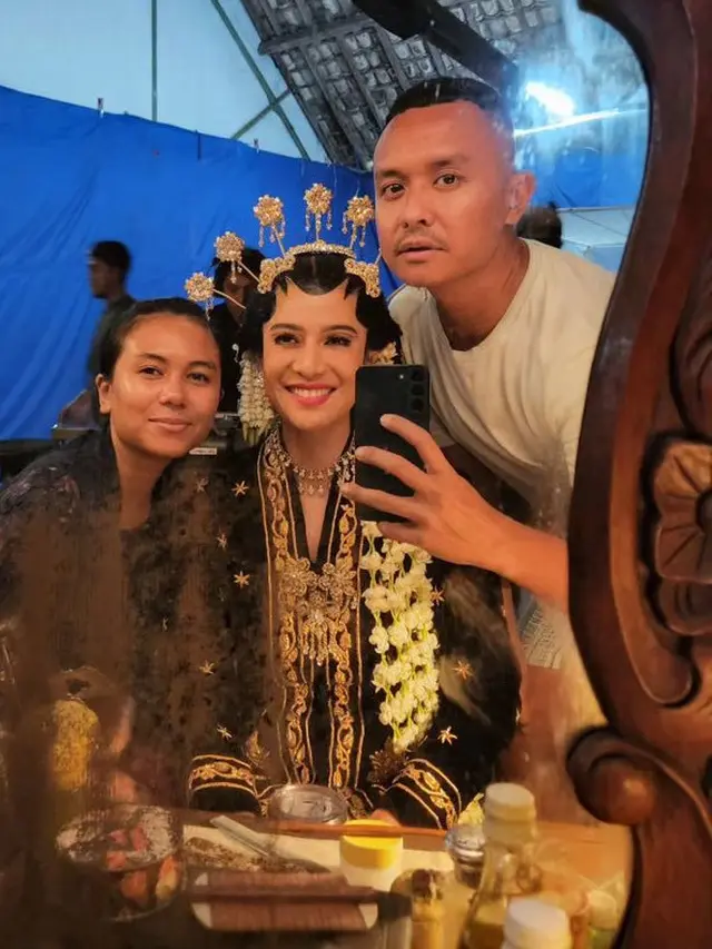 Model Kebaya Pemain Gadis Kretek yang Curi Perhatian