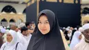 Kevin juga membagikan momennya ketika beribadah ke Tanah Suci Mekah. Dalam balutan hijab hitam, Kevin tampil tanpa riasan yang justru memancarkan cantik alaminya.  (Liputan6.com/IG/kevinlln)