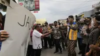 Gubernur Jawa Tengah Ganjar Pranowo menemui warga yang berunjuk rasa saat peresmian Flyover Ganefo, Mranggen, Kabupaten Demak, Kamis (13/10/2022).
