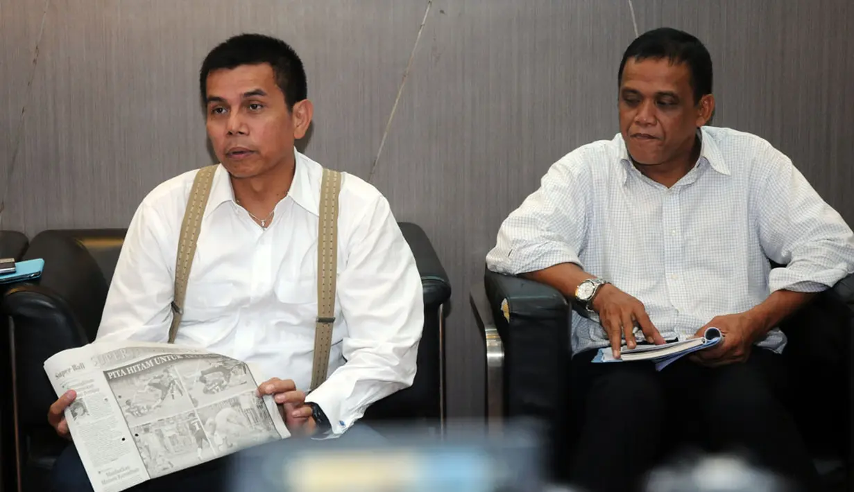 Ketua Komdis PSSI, Hinca Pandjaitan (kiri) menegaskan akan melakukan investigasi terkait insiden yang terjadi usai laga PSAP Sigli vs Persiraja di stadion H Dimurthala, Lampineung, beberapa waktu lalu, (22/5/2014). (Liputan6.com/Helmi Fithriansyah)