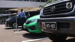 Kendaraan dengan plat nomor khusus anggota DPR terparkir di Kompleks Parlemen, Senayan, Jakarta, Selasa (25/5/2021). Wakil Ketua Mahkamah Kehormatan DPR Habiburokhman menjelaskan penggunaan plat nomor khusus tersebut hanya menyempurnakan penggunaan atribut logo DPR. (Liputan6.com/Angga Yuniar)