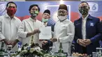 Ketua Umum PAN Zulkifli Hasan menyerahkan dokumen dukungan kepada bakal calon Wali Kota Solo Gibran Rakabuming Raka saat menggelar pertemuan di Jakarta, Rabu (12/8/2020). PAN telah resmi memberikan dukungannya kepada Gibran Rakabuming pada Pilkada Solo 2020. (merdeka.com/Iqbal Nugroho)