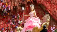 Ariana Grande tampil cantik sebagai Glinda di set film The Wicked. (Foto: Bav Media / SplashNews.com)