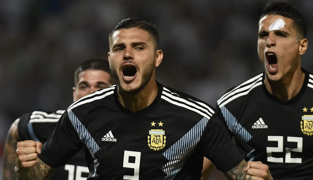 Gol debut Mauro Icardi membawa Argentina meraih kemenangan kontra Meksiko pada laga persahabatan yang berlangsung di stadion Malvinas, Rabu (21/11). Argentina menang 2-0 atas Meksiko (AFP/Andres Larrovere)