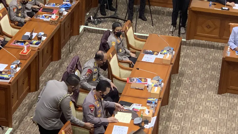 Kapolri Jenderal Listyo Sigit Prabowo menghadiri rapat kerja dengan Komisi III DPR RI di Kompleks Parlemen, Senayan, Jakarta. (Liputan6.com/Delvira Hutabarat)