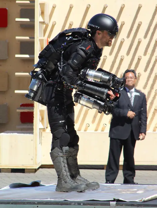 Entrepreneur asal Inggris, Richard Browning mencoba penemuannya, kostum terbang yang diilhami superhero Iron Man, di Vancouver, Kanada, 27 April 2017. Kostum jet tersebut didukung enam mesin turbin gas dan menghasilkan 800 tenaga kuda. (GLENN CHAPMAN/AFP)