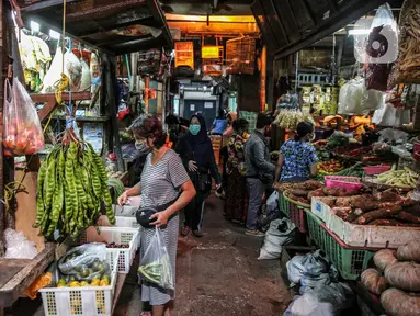 Suasana jual beli di Pasar Cempaka Putih, Jakarta, Kamis (11/6/2020). Pengelola pasar tradisional diwajibkan melaksanakan protokol kesehatan salah satunya dengan pembatasan jumlah konsumen hanya 50 persen kapasitas. (Liputan6.com/Faizal Fanani)