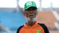 Sosok legendaris Persebaya, Mbah Madrai, memutuskan pensiun di usia 73 tahun. (Bola.com/Aditya Wany)