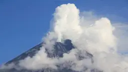 Gunung Semeru terlihat mengalami aktivitas vulkanik letusan hembusan berupa gugusan awan putih, terlihat dari desa Supit Urang, kecamatan Pronojiwo, kabuaten Lumajang, Jatim, Minggu (8/4).Terkait meningkatanya aktivitas vulkanik gunung semeru hingga saat ini status gunung Semeru di level siaga. (Antara)