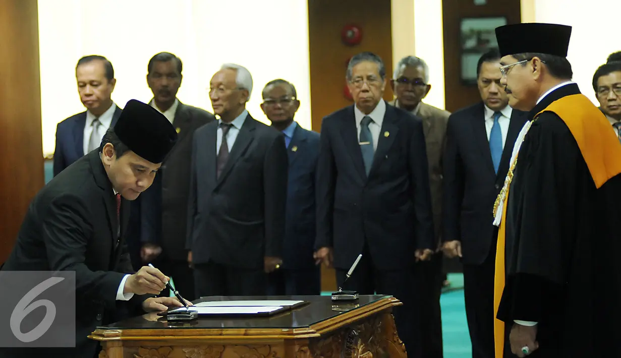 Mirza Adityaswara (kiri) menandatangani nota pelantikan sebagai Anggota Dewan Komisioner OJK di Sekretariat MA, Jakarta, Kamis (20/8/2015). Mirza diangkat berdasar SK Presiden No 61/P/2015 tanggal 23 Juli 2015. (Liputan6.com/Helmi Fithriansyah)