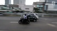 Pengendara sepeda motor melintasi Jalan MH Thamrin, Jakarta, Kamis (11/1). Pemprov DKI Jakarta tengah mengkaji kebijakan ganjil-genap untuk kendaraan roda dua melintasi Jalan MH Thamrin. (Liputan6.com/Faizal Fanani)