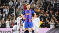 Gelandang Barcelona Frenkie De Jong bereaksi selama pertandingan leg 2 perempat final Liga Europa melawan Eintracht Frankfurt di Camp Nou, Jumat (15/4/2022). Kiprah Barcelona di Liga Europa harus terhenti di babak perempat final setelah kalah 2-3 dari Eintracht Frankfurt. (LLUIS GEN / AFP)
