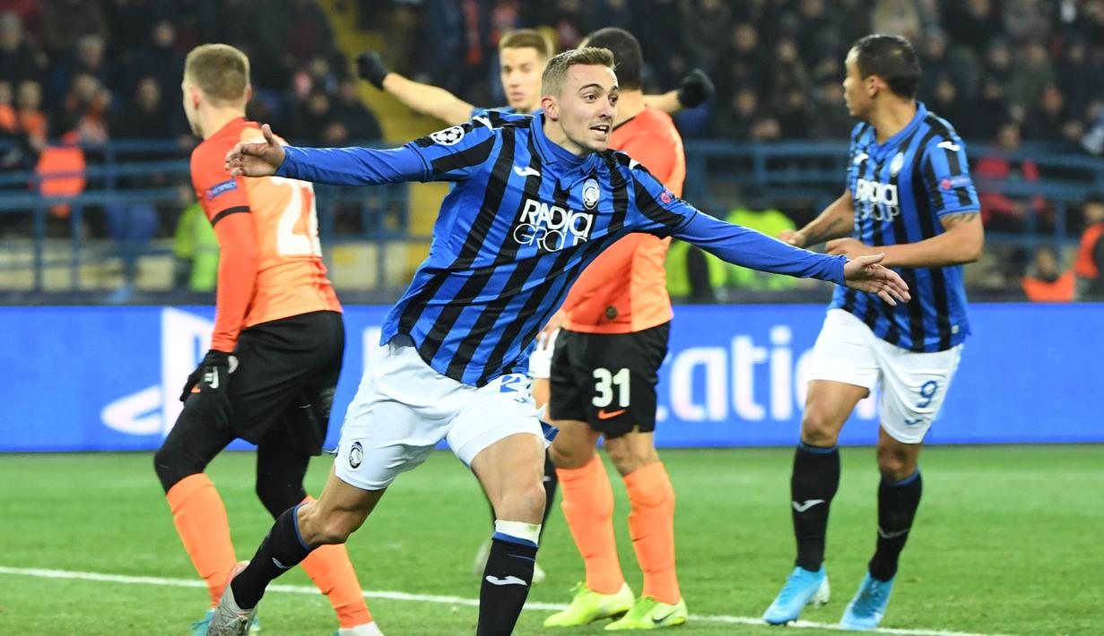 Pemain Atalanta Timothy Castagne melakukan selebrasi usai mencetak gol ke gawang Shakhtar Donetsk pada pertandingan Grup C Liga Champions di Kharkiv, Ukraina, Rabu (11/12/2019). Atalanta sukses mengukir sejarah untuk pertama kalinya mampu lolos ke babak 16 besar Liga Champions. (Sergei SUPINSKY/AFP)