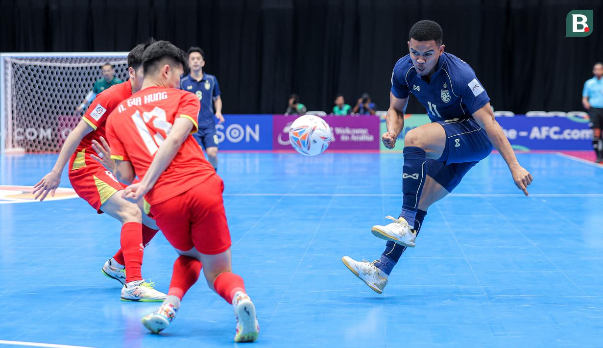 Pemain Timnas Futsal Thailand, Muhammad Osmanmusa (tengah) berusaha melewati penjagaan sejumlah pemain Vietnam dalam laga Grup B Piala Asia Futsal 2026 di Indonesia Arena, Senayan, Jakarta, Sabtu (31/01/2026). (Bola.com/Bagaskara Lazuardi)