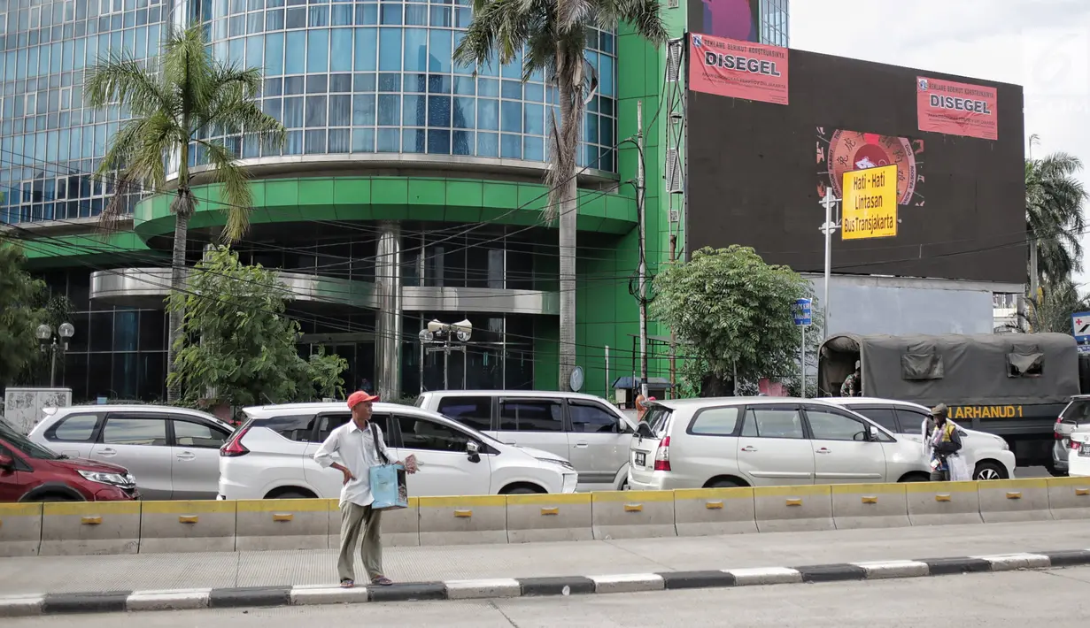 Layar reklame disegel di kawasan perempatan Harmoni, Jakarta, Selasa (29/1). 48 reklame melanggar izin telah disegel sepanjang Januari 2019. Hal tersebut melengkapi 60 reklame melanggar lainnya yang ditertibkan pada 2018. (Liputan6.com/Faizal Fanani)
