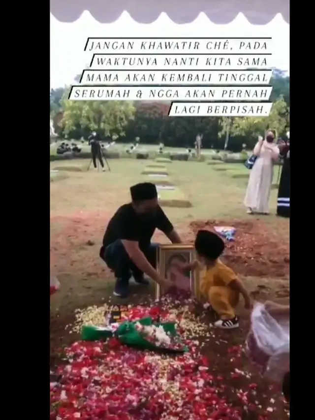 Anak Chico Hakim Elus Foto Mendiang Ibunya Usai Pemakaman, Bikin Terenyuh