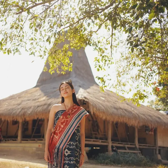 Liburan ke Sumba Bareng Kekasih, Intip Tampilan Cantik Ranty Maria Berbalut Kain Tenun Ikat Sumba