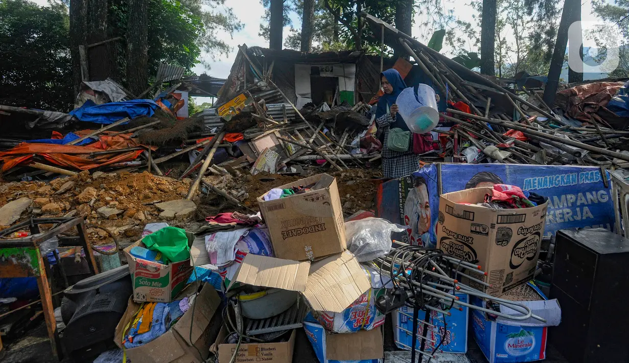 Setidaknya terdapat 503 lapak PKL yang ditertibkan untuk segera pindah ke Rest Area Gunung Mas. (merdeka.com/Arie Basuki)