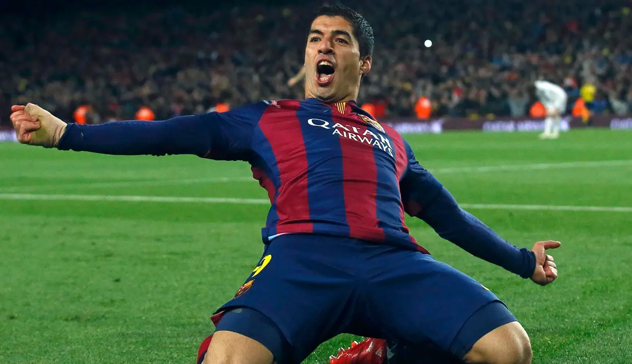 Penyerang Barcelona, Luis Suarez merayakan selebrasi usai mencetak gol ke gawang Real Madrid pada laga Liga Spanyol di Stadion Nou Camp, Senin (23/3/2015). Barcelona Menang 2-1 atas Real Madrid. (Reuters/Albert Gea)