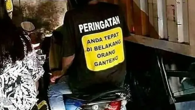 6 Tulisan di Belakang Kaus Berusaha Sindir Orang Ini Kocak