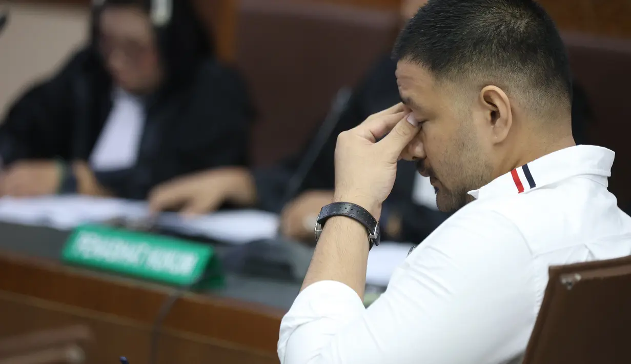 Ia bahkan mengaku paham berbagai modus dan sistem yang berjalan di dalam rutan tersebut, termasuk adanya praktik pungutan liar. Tampak dalam foto, terdakwa kasus dugaan peredaran narkotika di Rumah Tahanan (Rutan) Salemba, Ammar Zoni, saat menjalani sidang lanjutan di Pengadilan Negeri Jakarta Pusat (PN Jakpus), Jakarta, Kamis (8/1/2026). (Kapanlagi.com/Budy Santoso)