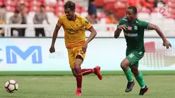 Pemain Sriwijaya FC membawa bola dengan dibayang-bayangi pemain PSMS Medan saat pertandingan perebutan juara ketiga Piala Presiden di Stadion Gelora Bung Karno, Jakarta, Sabtu (17/2). Sriwijaya FC unggul 4-0. (Liputan6.com/Arya Manggala)