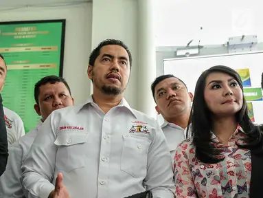 Sandy Tumiwa (kiri) bersama Tessa Kaunang dan kuasa hukumnya Sunan Kalijaga (tengah) saat menggelar mediasi di Pengadilan Negeri Jakarta Selatan, Kamis (1/3). (Liputan6.com/Pool/Adrian)