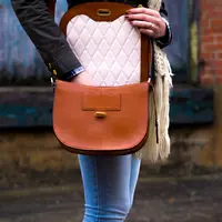 Ilustrasi tas kulit. (dok. Unsplash/Novi Thedora)