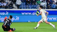 Pemain AC Milan Sandro Tonali (kanan) mencetak gol ke gawang Atalanta pada pertandingan Liga Italia Serie A di Stadion Gewiss, Bergamo, Italia, 3 Oktober 2021. AC Milan menang 3-2 atas Atalanta. (MIGUEL MEDINA/AFP)