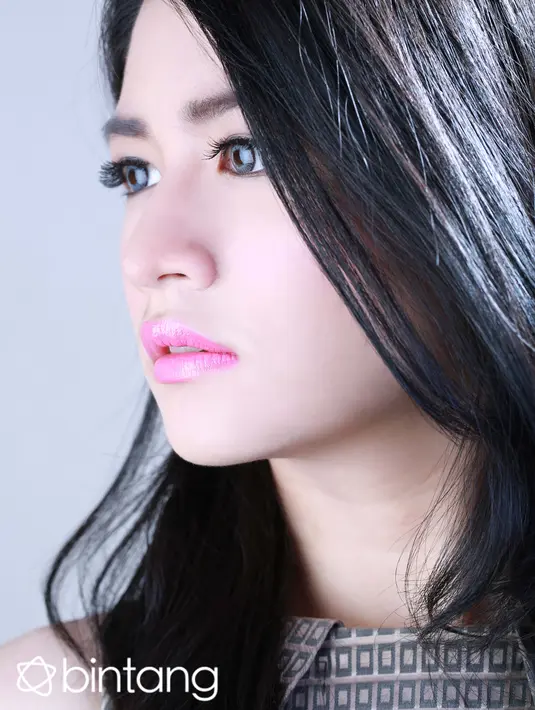 Telah meraih gelar juara kedua di ajang Miss Celebrity 2015, kini Nina ingin terus berkarya di bidang akting dan presenting. Namun mahasiswi Fakultas Teknik Universitas Indonesia ini ingin lebih fokus di dunia akting. (Fathan Rangkuti/Bintang.com)