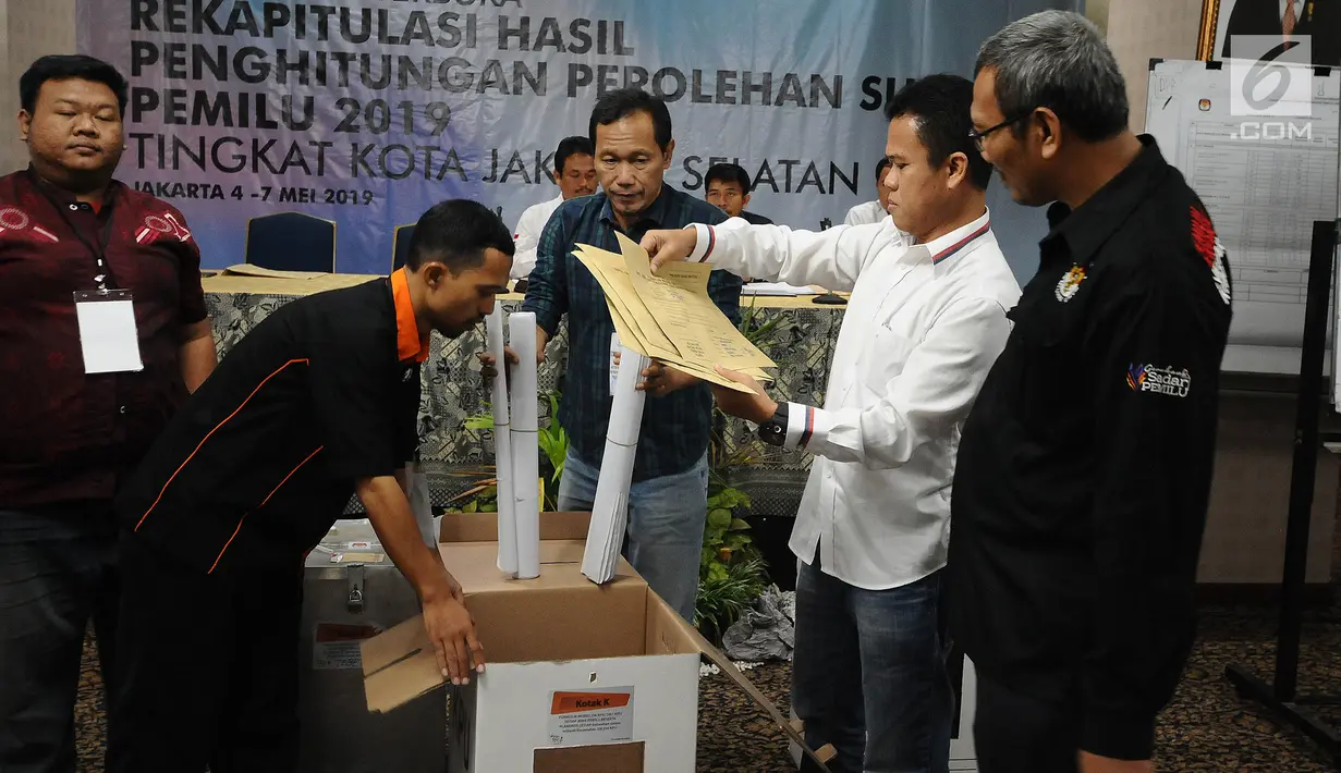 Panitia mengambil dokumen dari dalam kotak suara saat proses rekapitulasi penghitungan suara Pemilu 2019 tingkat Kota Jakarta Selatan di Hotel Maharaja, Jakarta, Selasa (7/5/2019). Proses penghitungan suara diselenggarakan selama tiga hari. (Liputan6.com/Herman Zakharia)