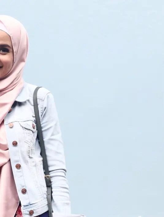 "Alhamdulillah baru dua mingguan (mulai berhijab)," kata Sonya Fatmala di kawasan Tendean, Jakarta Selatan, Senin (14/3/2016). (Andy Masela/Bintang.com)