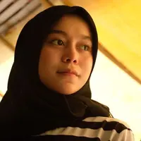 Foto candid Lesti dengan make up natural. Terkait tindak KDRT yang dilakukan, Billar disebut membanting dan mencekik sang istri. (Instagram/@lestykejora)