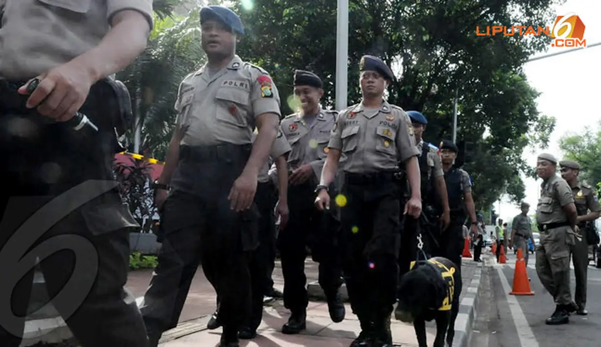 Petugas kepolisian pun tampak berjaga-jaga mengantisipasi adanya aksi teror yang mengancam keamanan dan kenyamanan umat Kristiani saat merayakan Natal (Liputan6.com/Herman Zakharia)