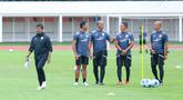 Pelatih Timnas Indonesia U-22, Indra Sjafri, memimpin langsung persiapan skuad Garuda jelang menghadapi Timnas Mali di Stadion Madya, Senayan, Jakarta, Jumat (14/11/2025). (Bola.com/M Iqbal Ichsan)