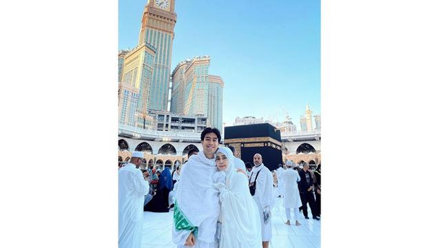 6 Momen Kedekatan Vidi Aldiano dengan Ibunda, Terbaru Umrah Bareng