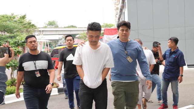 Pesulap Oge Setiawan atau biasa dikenal Oge Arthemus ditangkap polisi karena kepemilikan tanaman ganja. (Liputan6.com/Ady Anugrahadi)