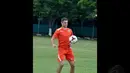 Pemain asal Rusia, Evgeny Kabaev yang baru bergabung dengan Persija Jakarta terlihat ikut berlatih di Markas Yon Zikon 13, Jakarta (2/1/2015). (Liputan6.com/Miftahul Hayat)