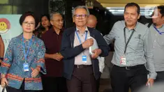 Wakil Ketua KPK Saut Situmorang (kanan) bersama mantan Wakil Ketua KPK, Erry Riyana Hardjapamekas (tengah) dan mantan panitia seleksi KPK jilid IV, Betti Alisjahban memberikan keterangan usai menyambangi gedung Merah Putih KPK, Jakarta, Jumat (15/11/2019). (merdeka.com/Dwi Narwoko)