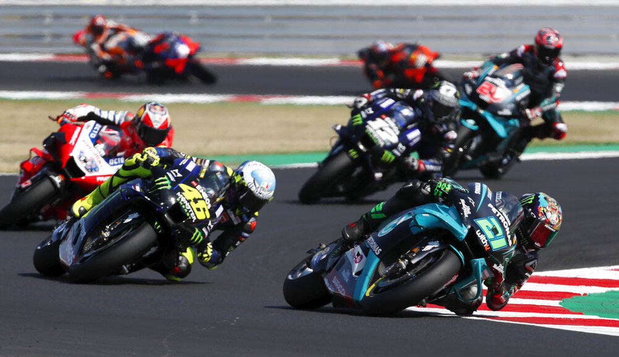 Pembalap Petronas Yamaha, Franco Morbidelli, memimpin balapan MotoGP San Marino di Sirkuit Misano, Minggu (13/9/2020). Morbidelli menjadi yang tercepat dengan catatan waktu 42 menit 02,272 detik. (AP/Antonio Calanni)