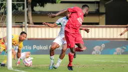 Pemain Semen Padang, Ikechukwu Kenneth Ngwoke melakukan tendangan backheel saat berusaha mencetak gol ke gawang PSS Sleman pada laga lanjutan BRI Liga 1 2024/2025 di Stadion STIK, Jakarta, Senin (26/08/2024). (Bola.com/Bagaskara Lazuardi)