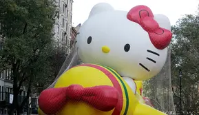 Balon Hello Kitty saat memeriahkan parade Hari Thanksgiving di Manhattan, New York, AS (23/11). Peringatan 'Thanksgiving' merupakan Hari Pengucapan Syukur di akhir musim panen. (AP Photo / Seth Wenig)