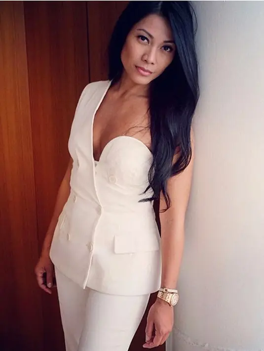 Jakarta 42 tahun silam itu menyempatkan bertemu dengan calon Gubernur DKI, Ahok. Foto bersama dengan Basuki Tjahaja Purnama alias Ahok itu menjadi heboh. (Instagram/anggun_cipta)