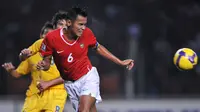Charis Yulianto. Bek tengah yang telah pensiun dari Timnas Indonesia pada 2010 ini mampu mencetak 1 gol saat melawan Malaysia di Piala AFF 2004. Gol tersebut dicetaknya di leg kedua babak semifinal (3/1/2005) dengan skor akhir 4-1 untuk kemenangan Timnas Indonesia. (AFP/Bay Ismoyo)