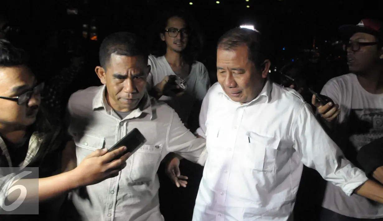 Kepala Balai Pelaksanaan Jalan Nasional (BPJN) Wilayah IX Amran Hi Mustary keluar dari Gedung KPK usai menjalani pemeriksaan dalam kasus suap proyek ijin infrastruktur di Kementerian PUPR, Jakarta, Rabu (4/5). (Liputan6.com/Helmi Afandi) 